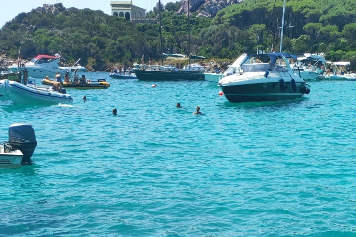 noleggio affitto gommoni e barche, La Maddalena Arcipelago, Caprera, Santa Maria, Santo Stefano, escursioni gite trekking Fortesse militari.