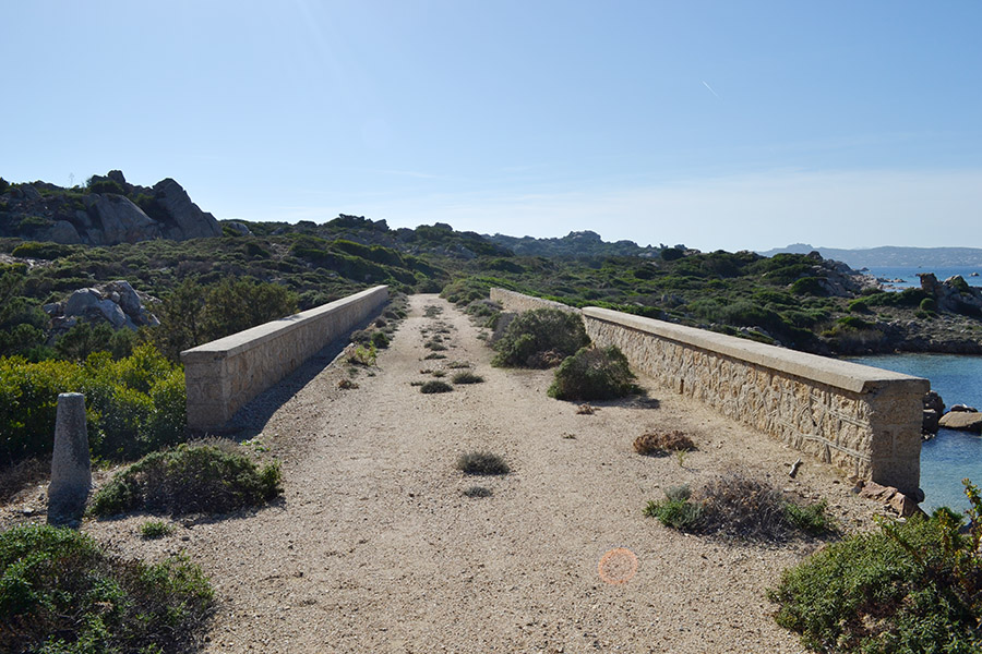 noleggio affitto gommoni e barche, La Maddalena Arcipelago, Caprera, Spargi, Santa Maria, Santo Stefano, escursioni gite trekking Fortesse militari.
