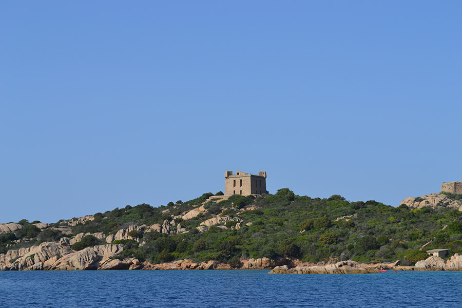 noleggio affitto gommoni e barche, La Maddalena Arcipelago, Caprera, Spargi, Santa Maria, Santo Stefano, escursioni gite trekking Fortesse militari.
