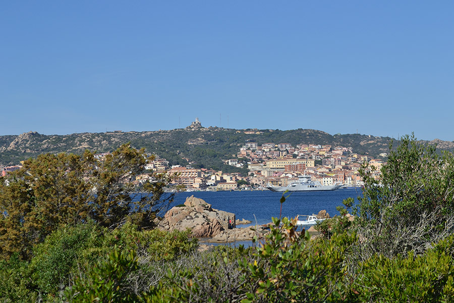 noleggio affitto gommoni e barche, La Maddalena Arcipelago, Caprera, Spargi, Santa Maria, Santo Stefano, escursioni gite trekking Fortesse militari.